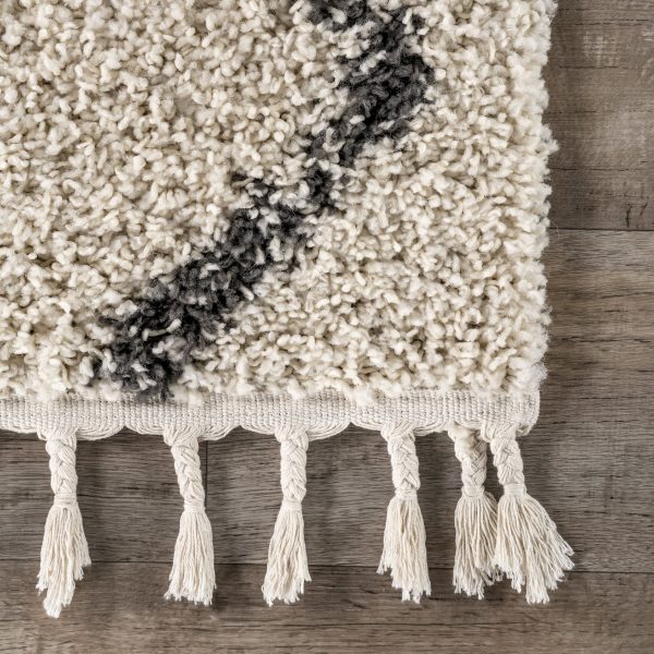 Simple Trellis With Braided Tassels Rug | Off White Fashion